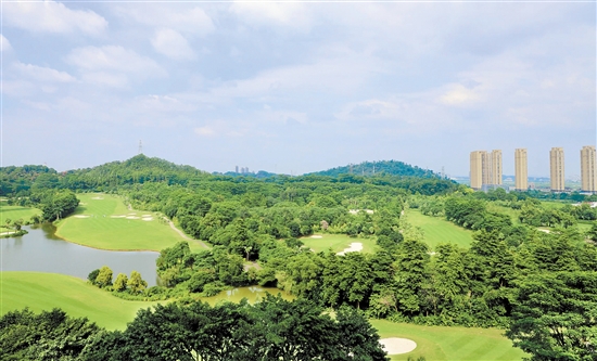 江發(fā)·翡翠觀瀾項(xiàng)目環(huán)境優(yōu)美，吸引了許多攝影愛好者。