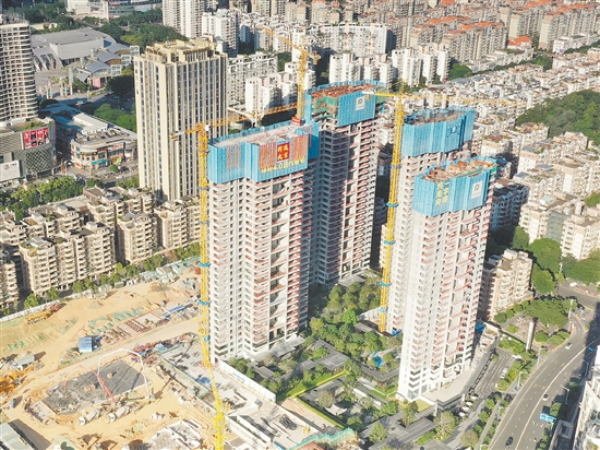 江門保利瑯悅一期順利封頂。