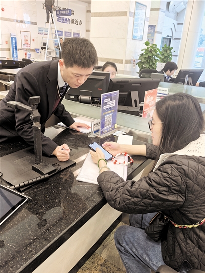 市民在咨詢銀行回單電子化功能相關(guān)事宜。