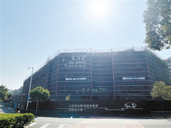 尚未開(kāi)業(yè)的麗軒廣場(chǎng)將整體被拍賣。