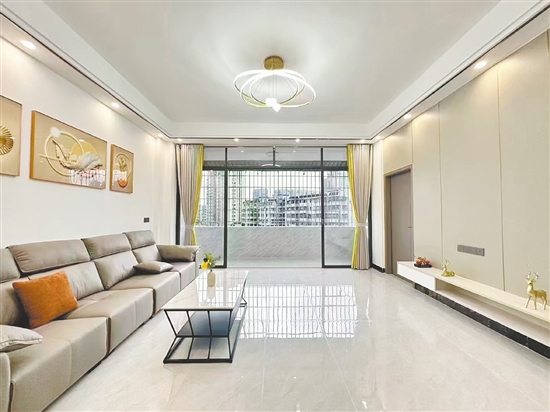 舊房經(jīng)過(guò)重新裝修，面貌煥然一新。