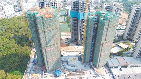 江發(fā)中交·悅山湖B8號樓順利完成主體結(jié)構(gòu)封頂。