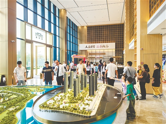 “五一”假期，不少消費者看房、買房。