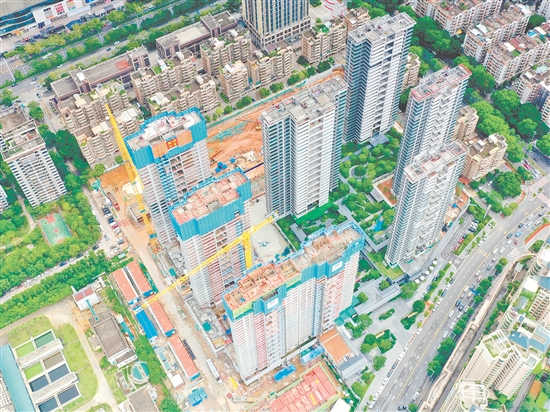 江門保利瑯悅項(xiàng)目二標(biāo)段共4棟高層住宅主體結(jié)構(gòu)封頂。