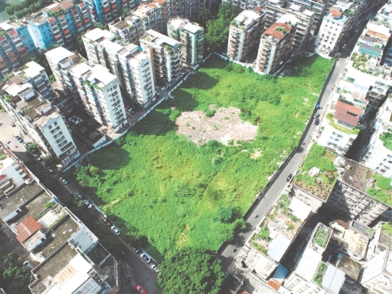 掛牌出讓地塊位于蓬江水南片區(qū)，住宅區(qū)密集，人氣旺盛。