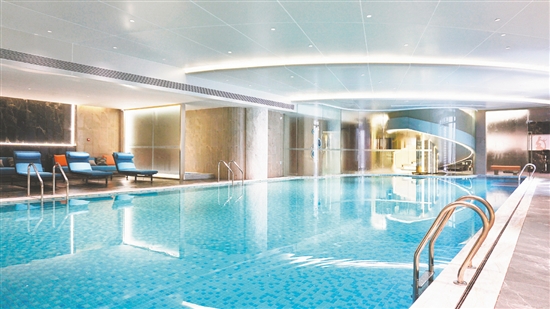 部分樓盤(pán)的會(huì)所配備了室內(nèi)恒溫標(biāo)準(zhǔn)泳池。