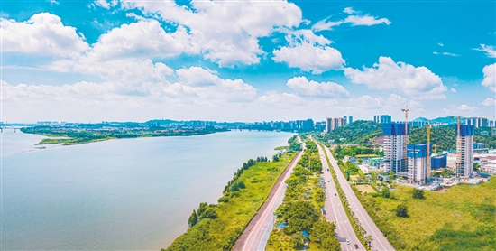 綠城濱江·潮聞東方引入高端江居理念，為江門打造“好房子”的品質(zhì)標(biāo)桿。