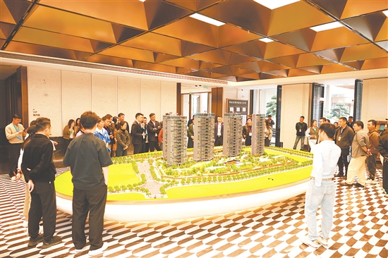 研學團探訪江門品質住宅代表項目。