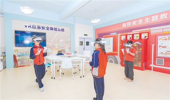 場館創(chuàng)新打造消防教育空間，配備VR應(yīng)急安全體驗(yàn)系統(tǒng)與超200冊(cè)消防專題書籍。