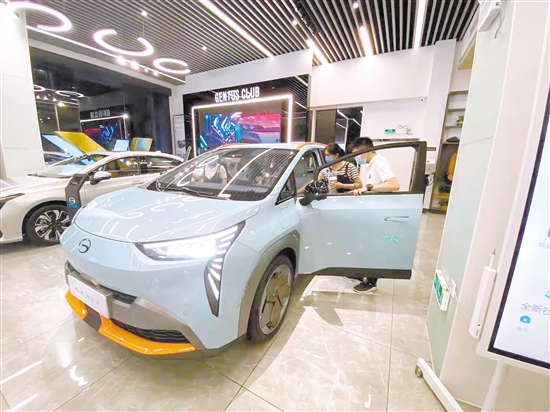 手捧奶茶進店看車，正在成為一種新的逛街常態(tài)。