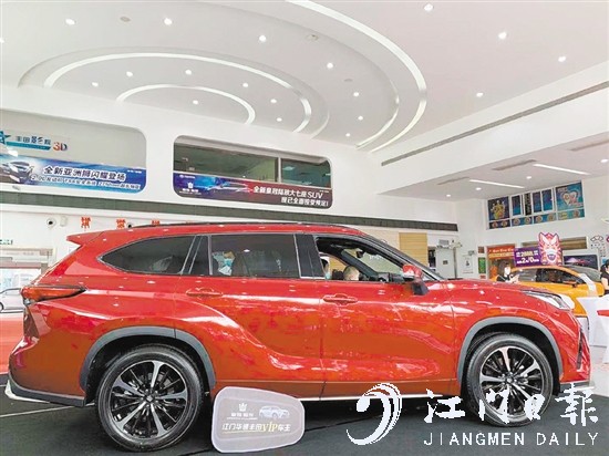 皇冠陸放腰線修長舒展。