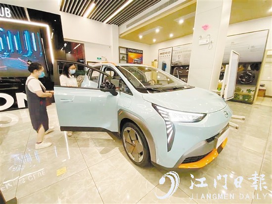 如果是報廢舊車，消費(fèi)者購買推廣名單中的新能源汽車可補(bǔ)貼1萬元。