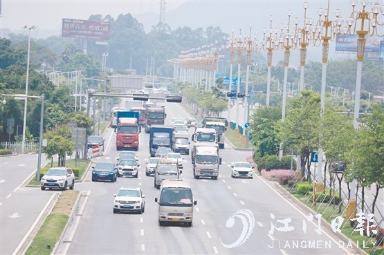 隨著汽車駛?cè)肭Ъ胰f戶，路上的汽車越來越多。