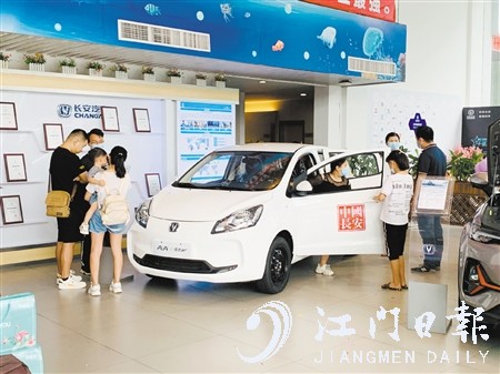 電動(dòng)微型汽車(chē)因價(jià)格實(shí)惠而廣受消費(fèi)者關(guān)注。