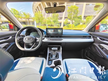 第四代帝豪的內(nèi)飾看起來(lái)簡(jiǎn)潔而富有科技感。