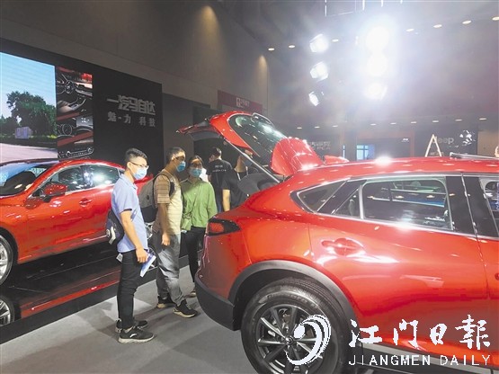 個別品牌經(jīng)銷商除了黑色和白色外，還會主推一些鮮艷的顏色。