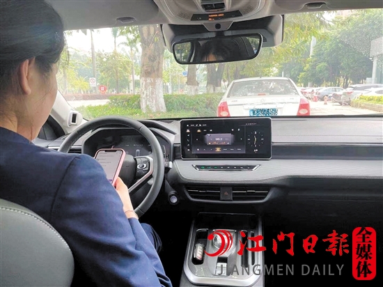 不少車主喜歡在開車的時候玩手機。