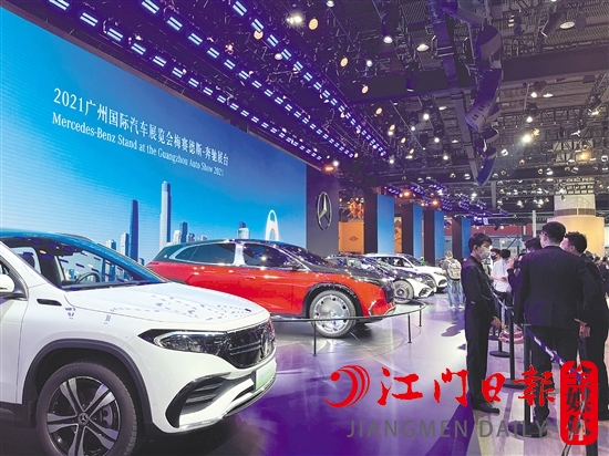 豪華品牌均把新能源汽車擺放在展區(qū)最顯眼的位置。