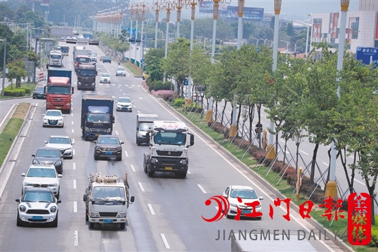 汽車駛?cè)肭Ъ胰f戶。