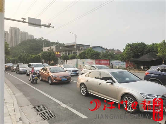 路上的汽車越來越多，開車時不要開“斗氣車”，盡量保持情緒穩(wěn)定。