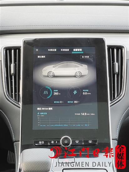 ER6的中控屏幕顯示效果出色。