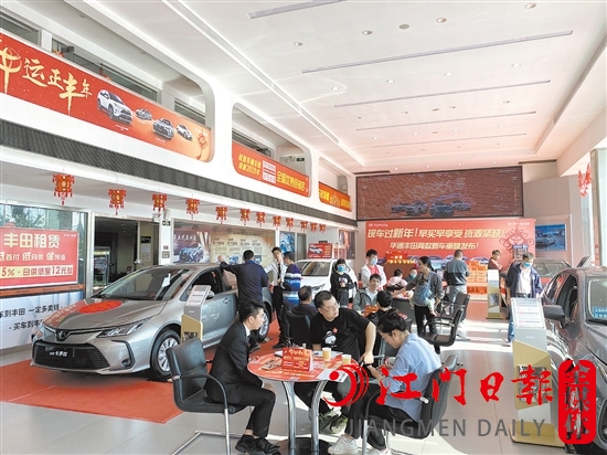 去年春節(jié)期間，不少消費者看車、買車。