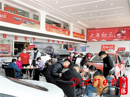 春節(jié)期間，有的4S店展廳出現(xiàn)熱鬧的景象。