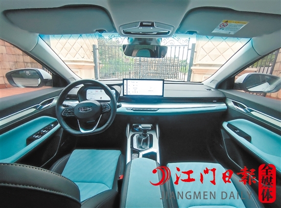 全新帝豪L采用藍(lán)黑色彩搭配，打造出精致的內(nèi)飾氛圍。