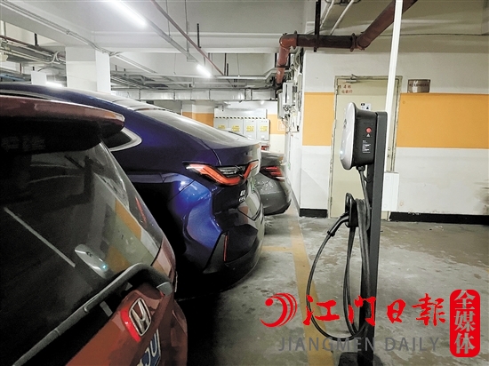 我市不少小區(qū)安裝充電樁都較為方便。