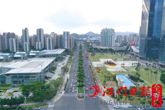 汽車駛?cè)肭f家。司徒俊杰