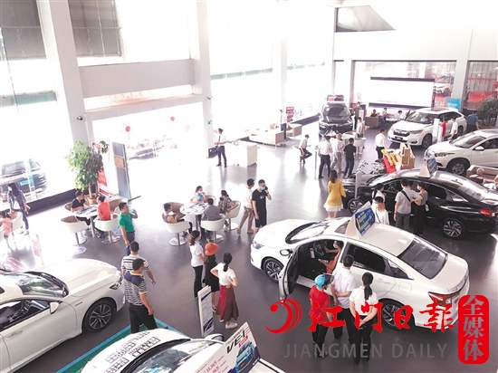 “五一”將至，購(gòu)車(chē)優(yōu)惠吸引消費(fèi)者到店。