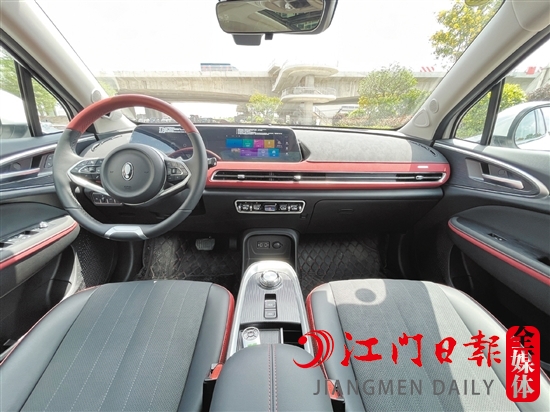 新車(chē)內(nèi)飾復(fù)古之余不乏運(yùn)動(dòng)感。
