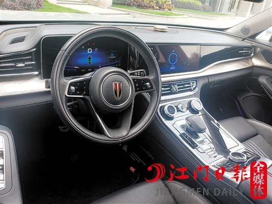 紅旗H9內(nèi)飾采用簡約風(fēng)格。