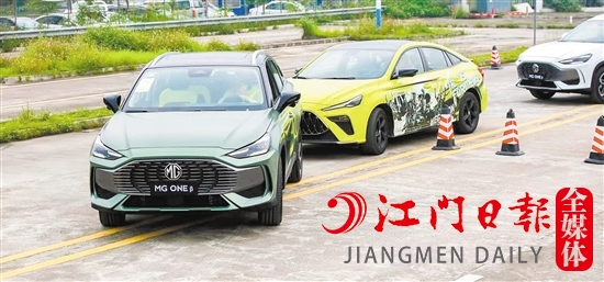 試駕現(xiàn)場設(shè)置了重重考驗關(guān)卡。