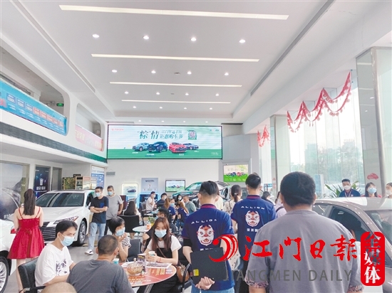 端午節(jié)假期期間，新政策的實施吸引了許多消費者到4S店看車、買車。