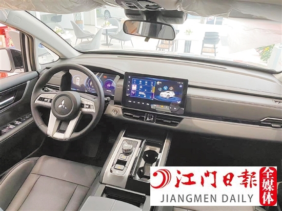 阿圖柯內(nèi)飾科技感強。