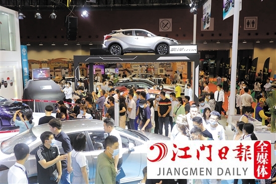 本報往年舉辦的大型車展，吸引大批市民。