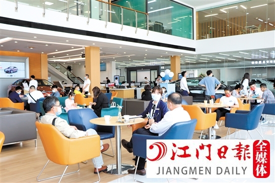 新政實施首月，吸引了不少消費者到店看車、買車。