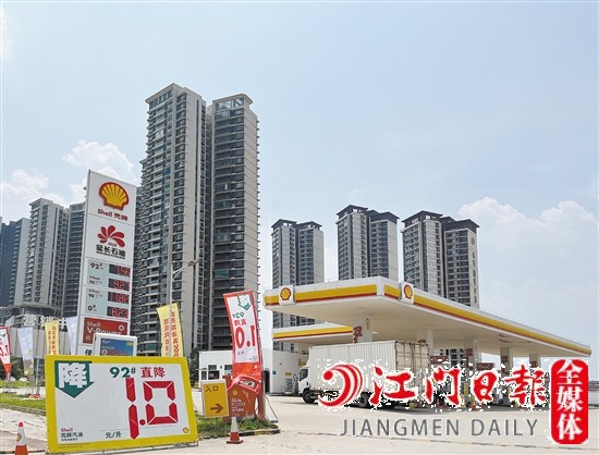 不少加油站都推出了加油優(yōu)惠。