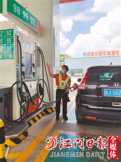 消費(fèi)者選擇加油站的時(shí)候可以貨比三家。