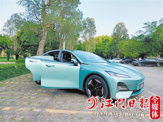 深藍(lán)SL03外觀時(shí)尚運(yùn)動(dòng)。