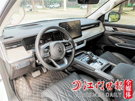 內(nèi)飾幾乎都是皮質(zhì)面料，很豪華。