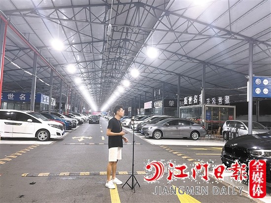 室內燈火通明的背后，是二手車行銷售人員在忙碌直播。