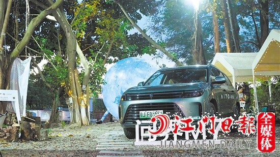 問界M7外觀時(shí)尚大氣。