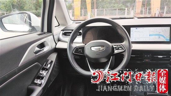 幾何E內(nèi)飾富有科技感。