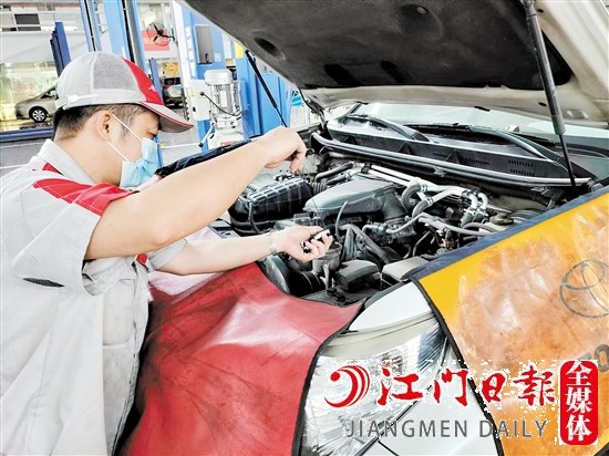 維修人員為車主的愛車進(jìn)行檢查。