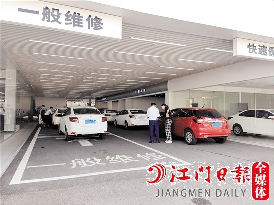 市區(qū)多家4S店出現(xiàn)車輛扎堆排隊(duì)等候檢修、保養(yǎng)的情況。