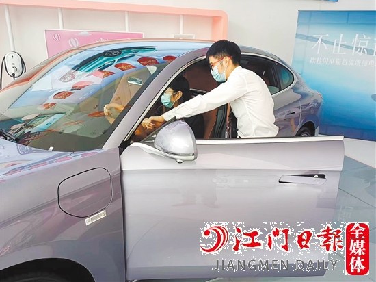 讓利的新能源汽車吸引消費(fèi)者目光。