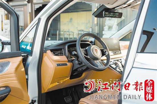 紅旗HQ9內(nèi)飾豪華大氣。