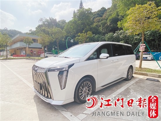 傳祺M8宗師系列雙擎御尊版外觀很霸氣。